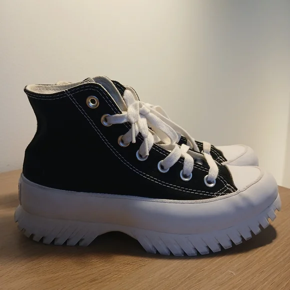 Converse Women’s Chuck Taylor All Star Lugged 2.0 High-Top Sneakers Size M4 / W6 - Picture 4 of 11